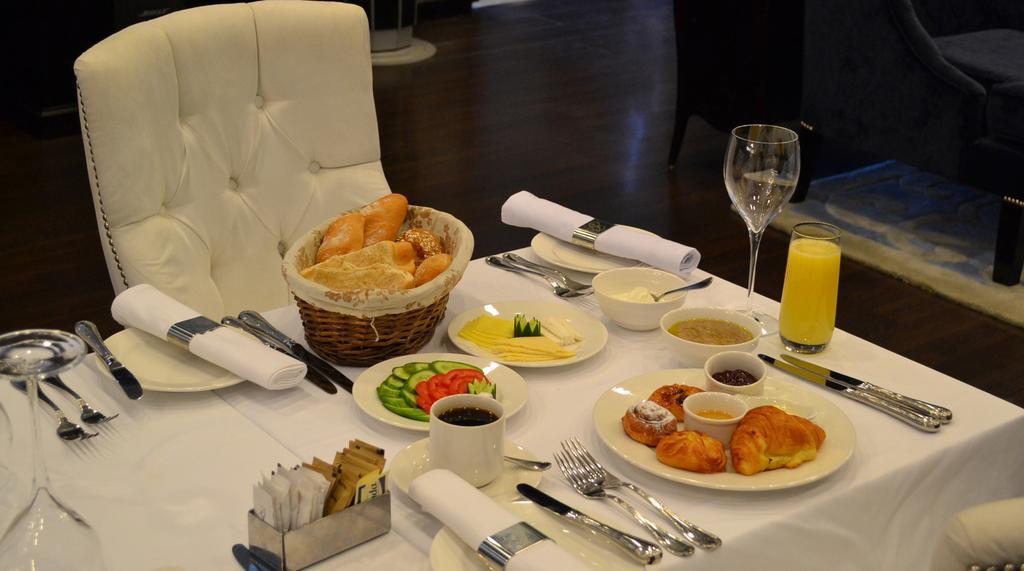 Sun City Hotel - The Gabriel Kairo Rom bilde A typical breakfast