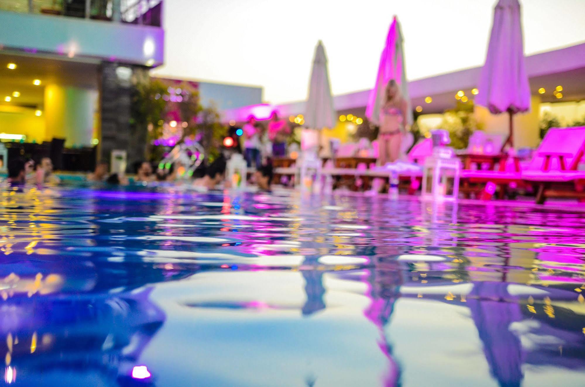 Sun City Hotel - The Gabriel Kairo Eksteriør bilde The pool at the W